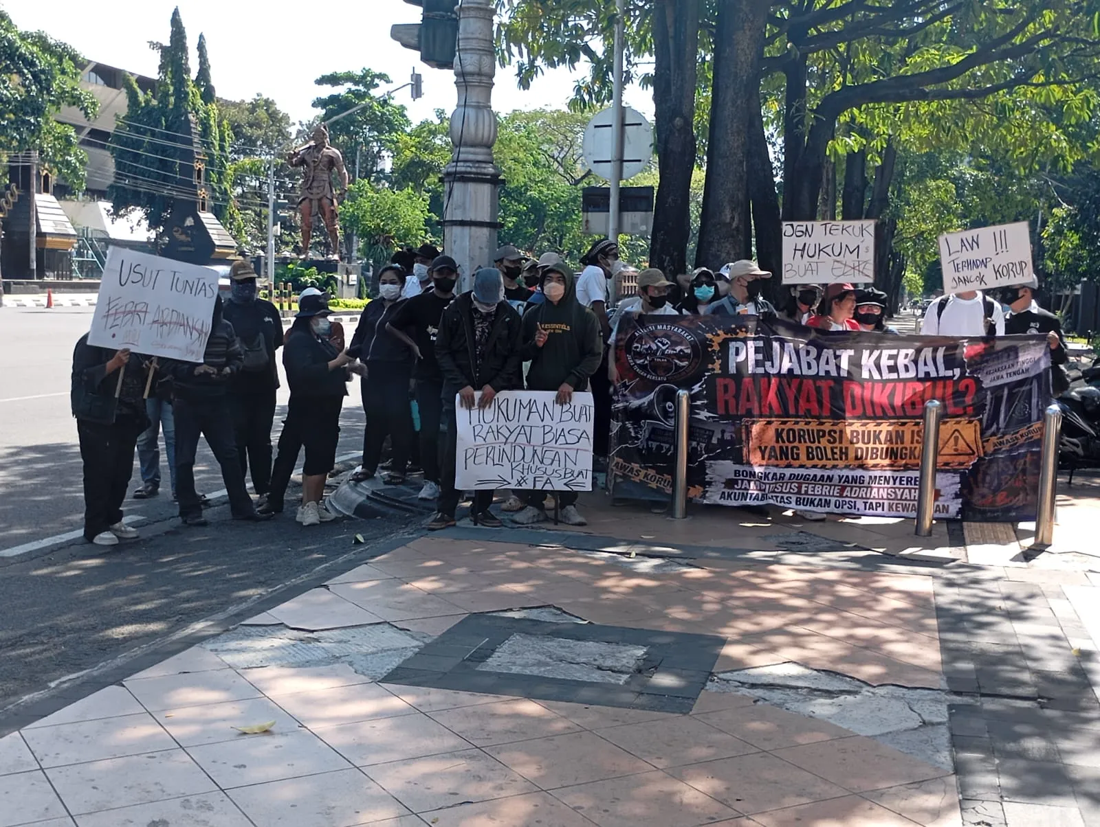 Aksi damai massa di depan Kantor Kejaksaan Tinggi Jawa Tengah menuntut transparansi hukum