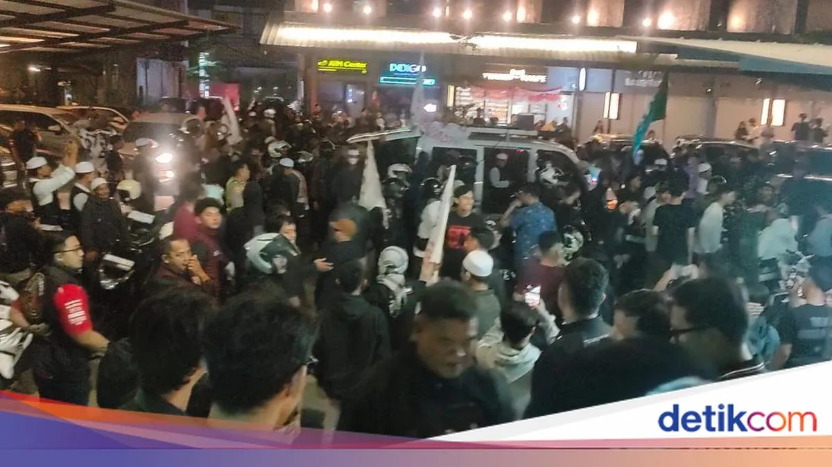 Massa di Cianjur melakukan aksi sweeping kafe dan tempat hiburan malam untuk menolak aktivitas LGBT.