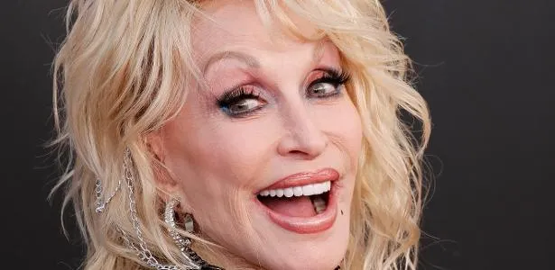 Alasan haru di balik keputusan Dolly Parton merasiakan penyakit kankernya dari publik