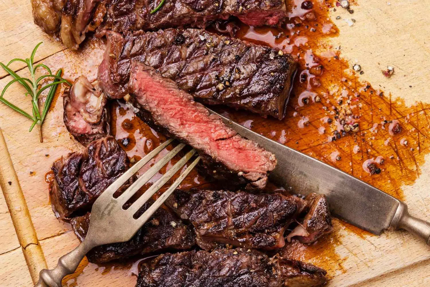 Alasan Jangan Menusuk Daging Steak Sebelum Dimarinasi