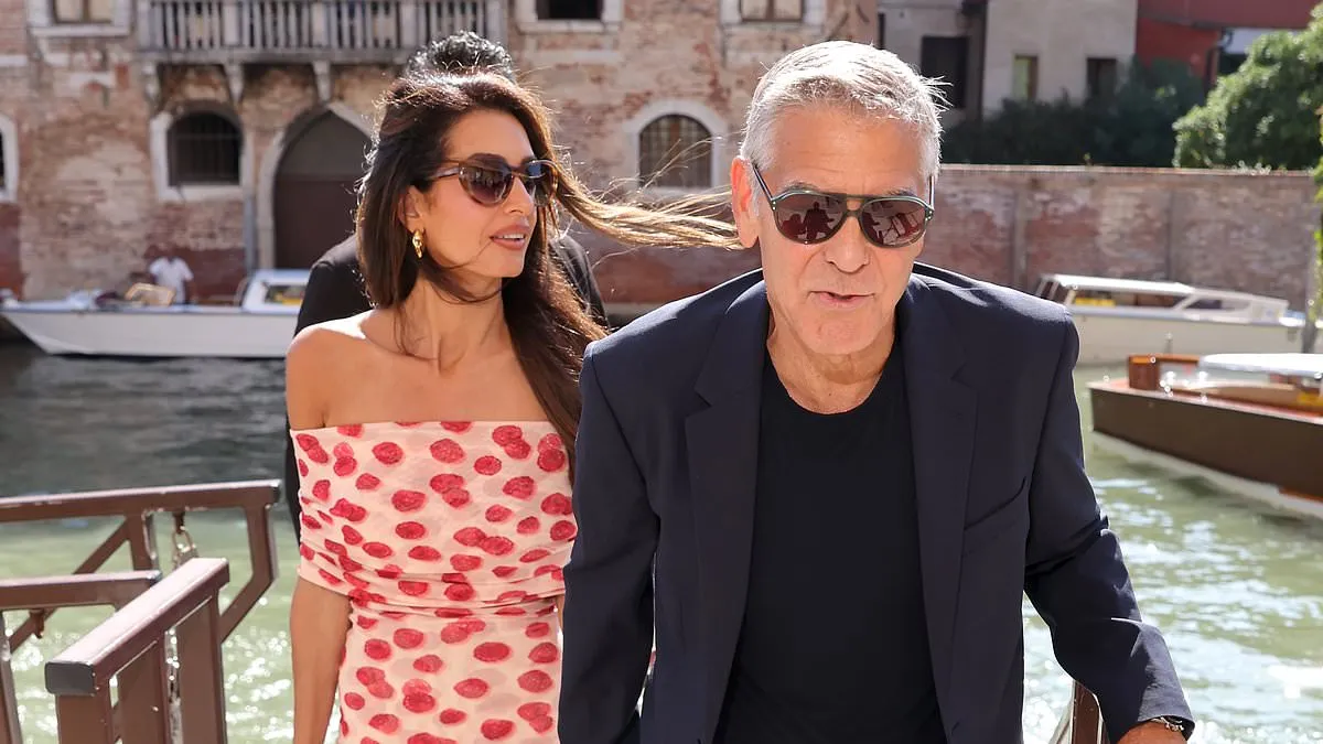 Amal Clooney tampil menawan bersama suaminya George Clooney di Venice Film Festival