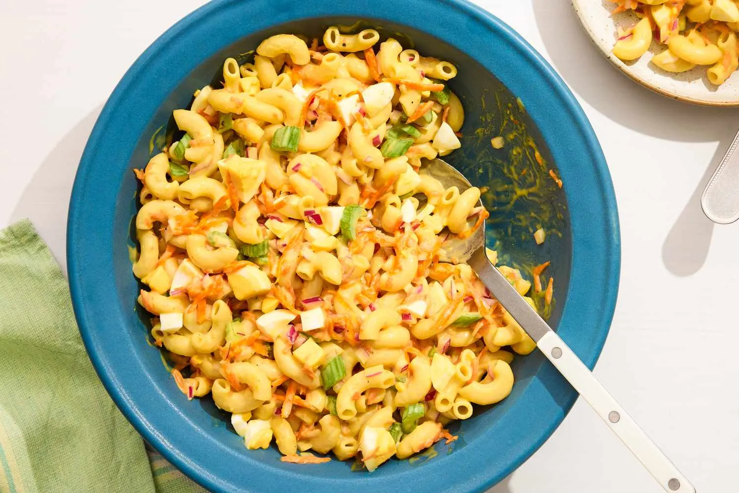 Amish Macaroni Salad kreasi Renu Dhar dengan saus krim manis dan gurih