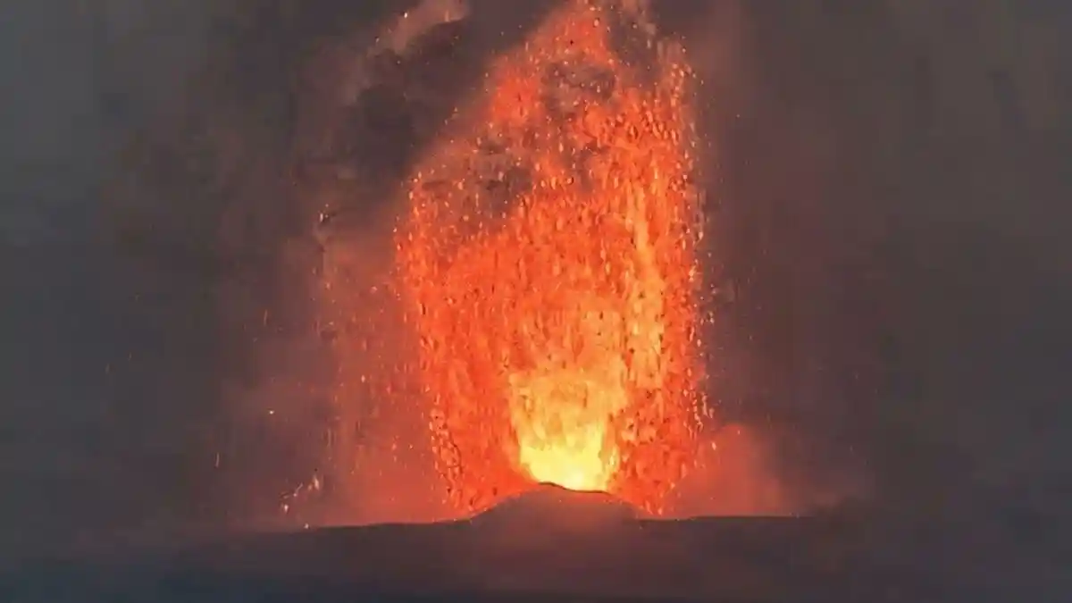 Erupsi Gunung Anak Krakatau paksa penghentian sementara program Makan Bergizi Gratis di berbagai wilayah