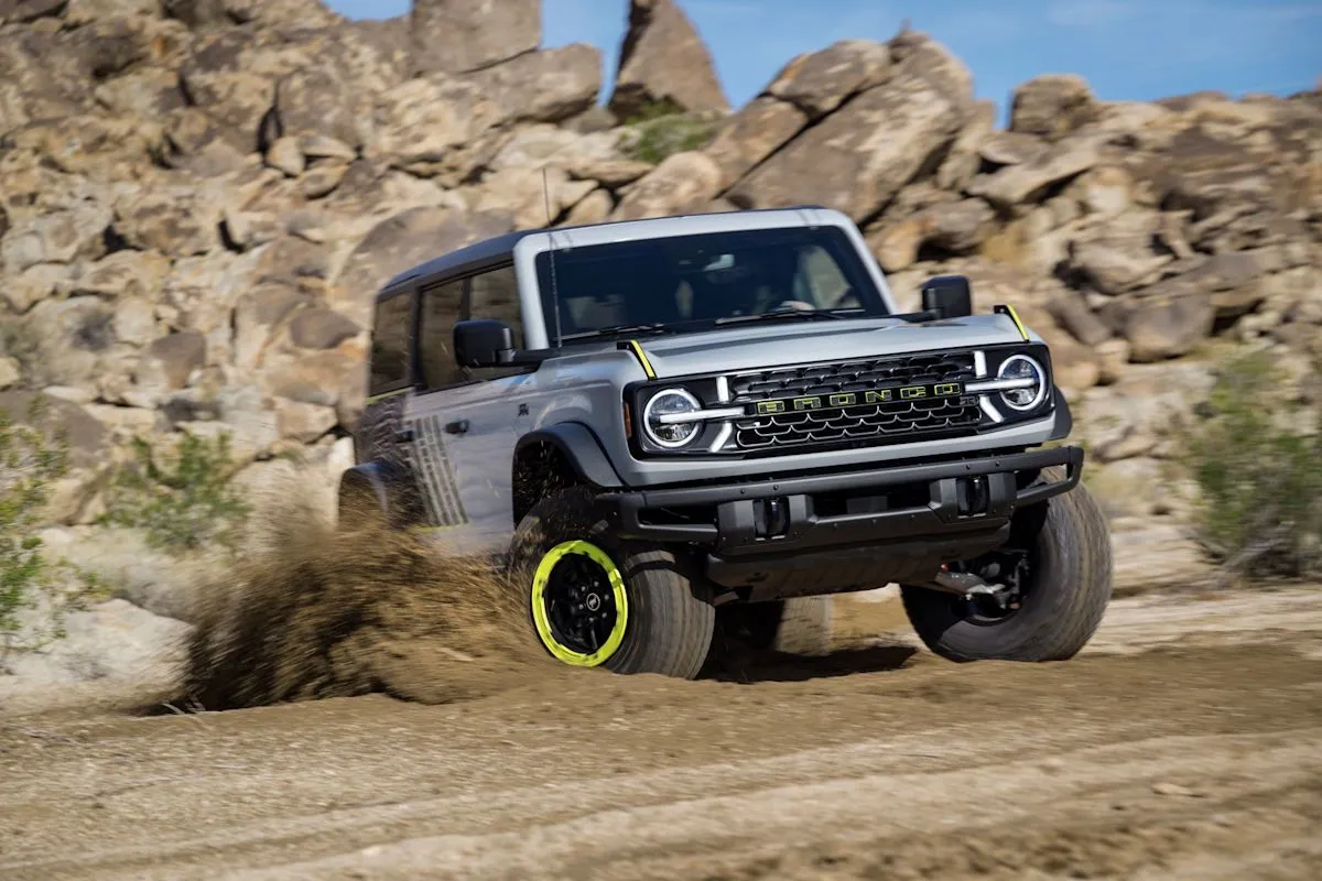Deretan kendaraan Ford Bronco di area pabrik perakitan Amerika Serikat