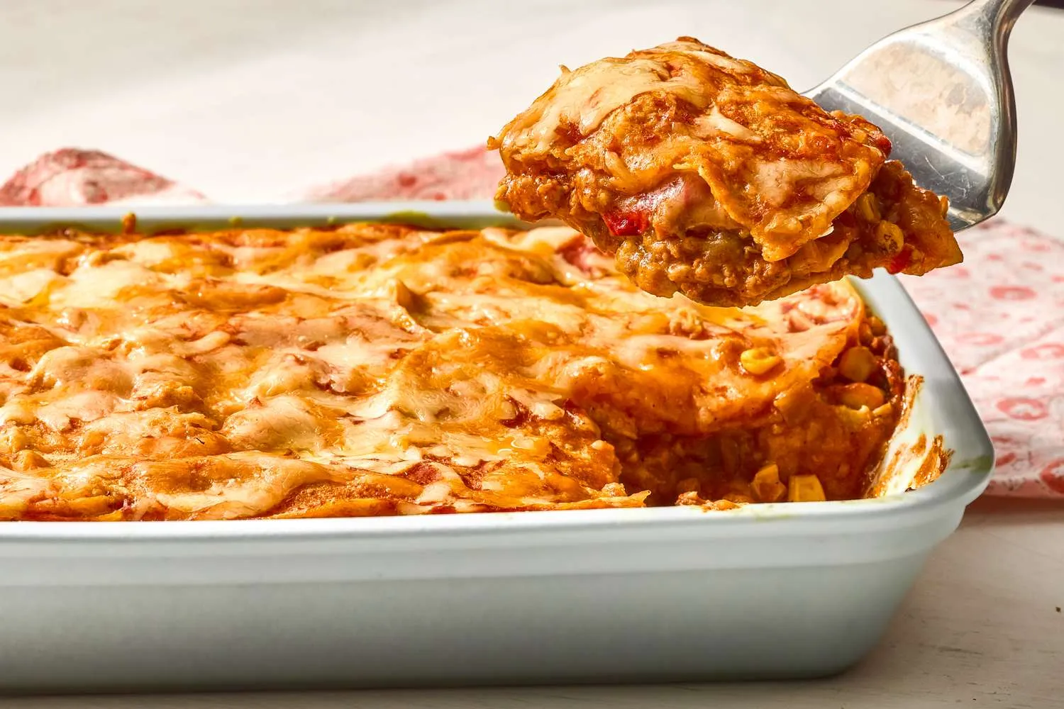 Hidangan enchilada casserole praktis yang disusun tanpa proses pemotongan