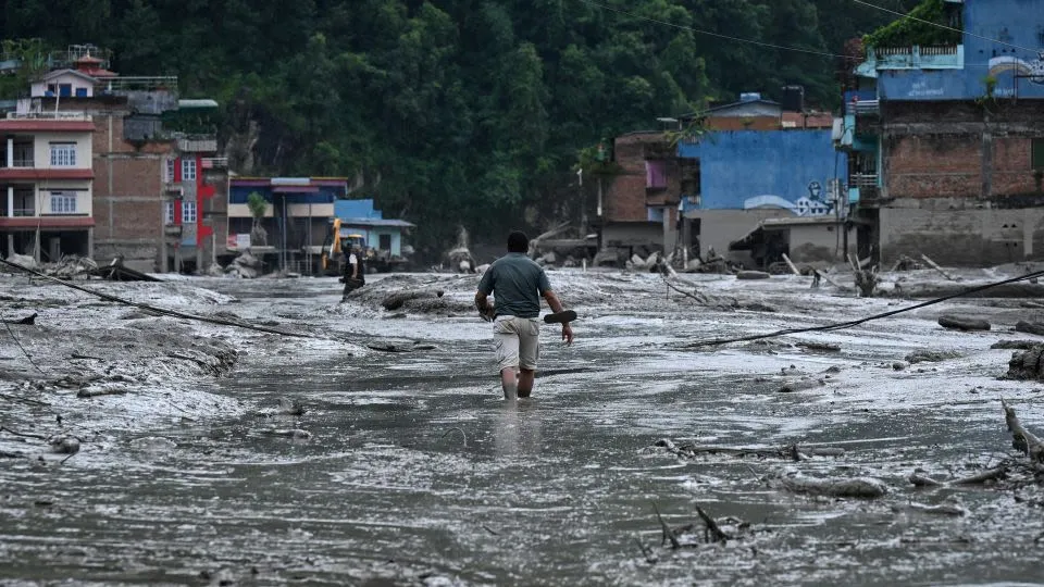 Banjir bandang akibat runtuhnya gletser Himalaya memicu ancaman mematikan di perbatasan Nepal dan China