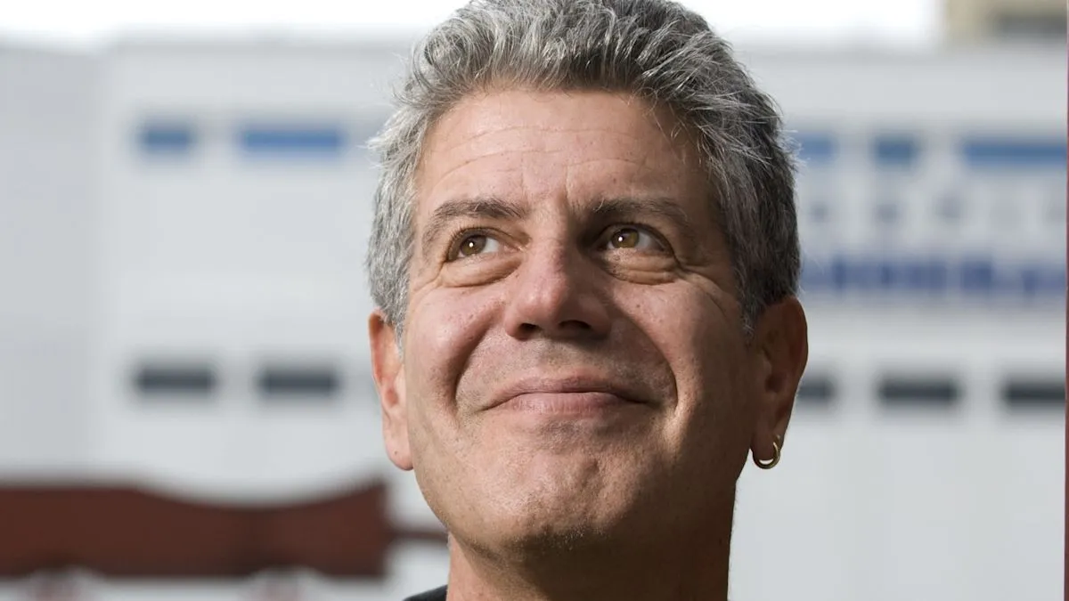 Anthony Bourdain memilih koper Tumi yang kokoh untuk traveling keliling dunia