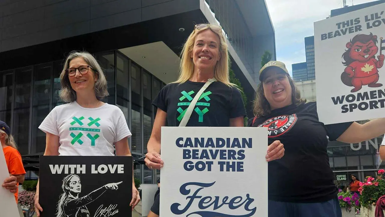 April Hutchinson memimpin unjuk rasa pendukung Sophie Cunningham di Toronto