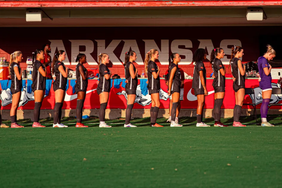 Arkansas menjamu North Carolina di Razorback Field dalam lanjutan kompetisi soccer