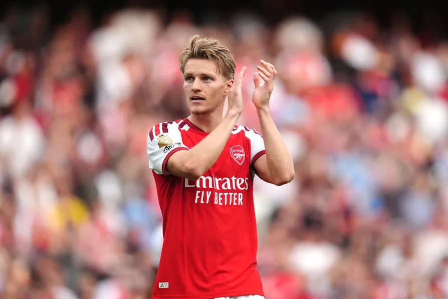 Martin Odegaard memastikan kemenangan comeback Arsenal atas Chelsea di Liga Inggris 2026