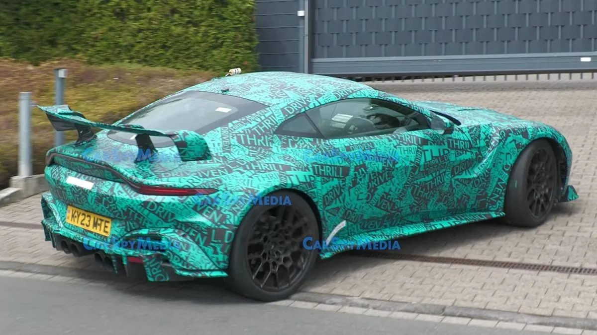 Aston Martin uji coba Vantage RS di Nurburgring untuk saingi Porsche