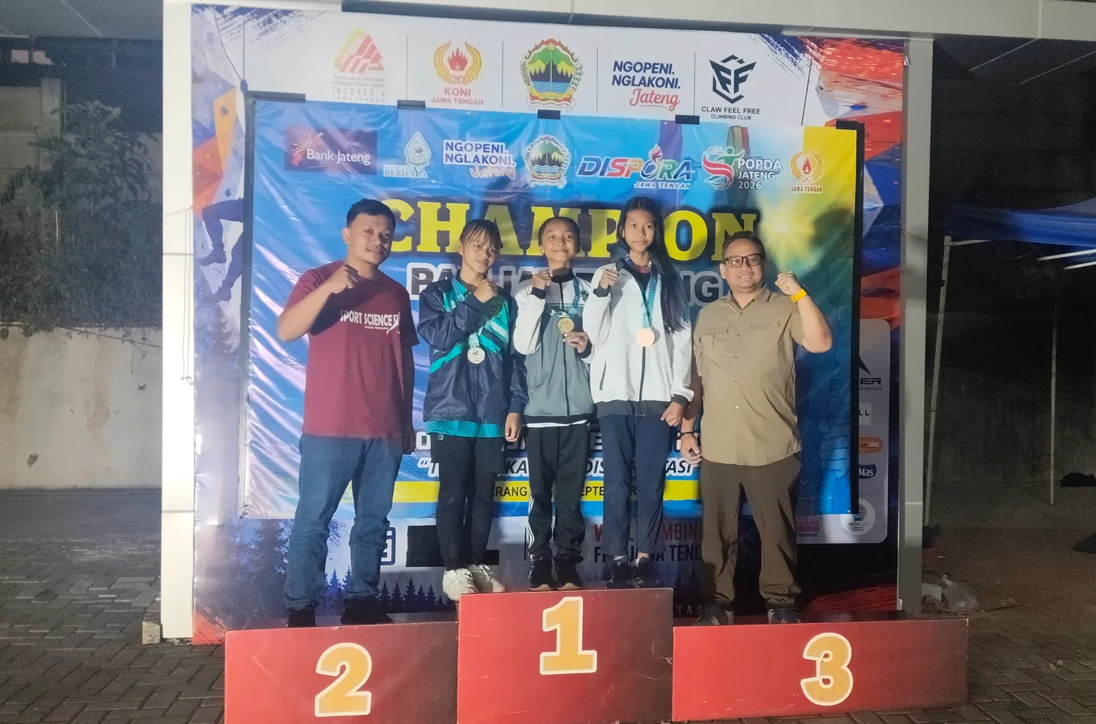 Aksi atlet cilik Soloraya sukses raih medali perunggu panjat tebing di Popda Jateng 2026