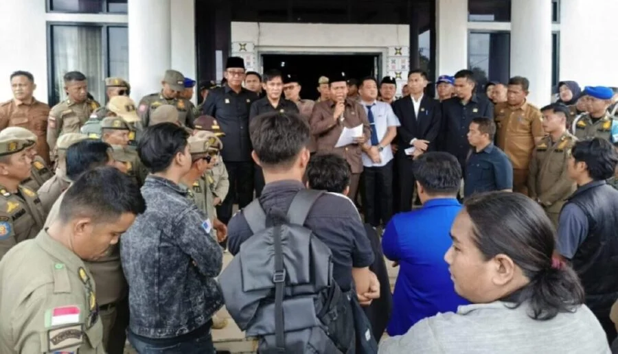 Audiensi Koalisi Mahasiswa bersama pimpinan DPRD Kabupaten Konawe terkait transparansi beasiswa