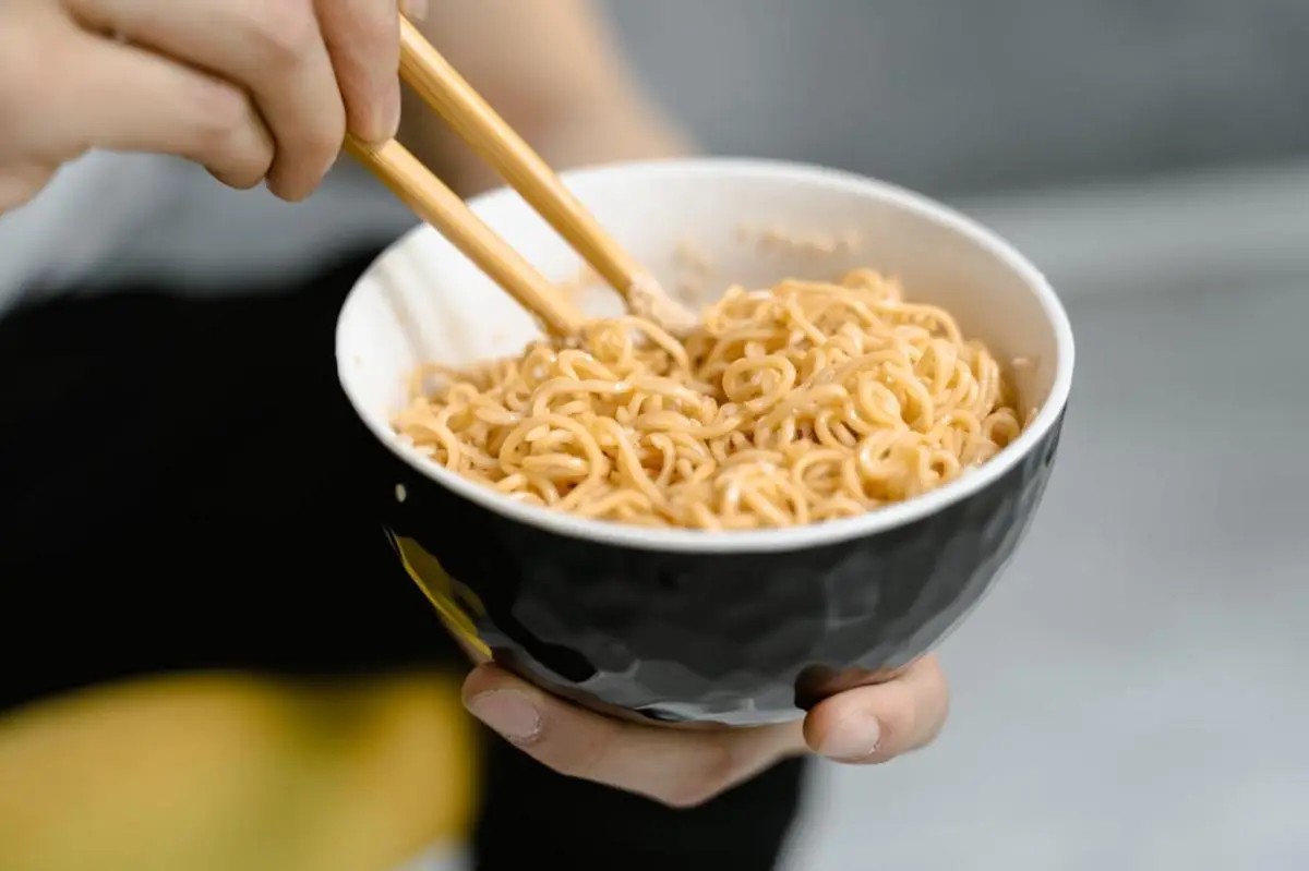 Bahaya nyata makan mi instan setiap hari bagi kesehatan tubuh