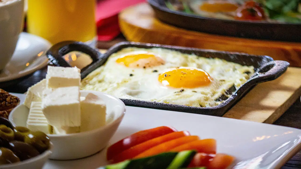 Bahaya sarapan kesiangan dan waktu makan yang salah terhadap risiko kematian dini