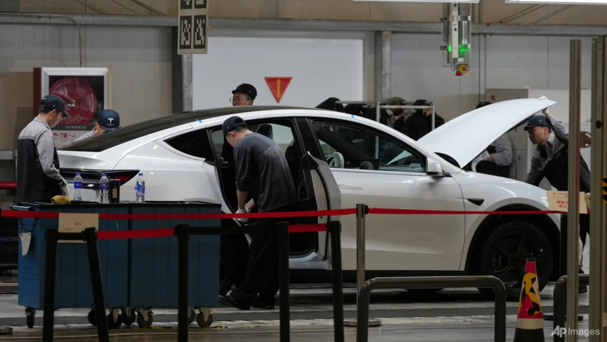 Papan informasi bandara menunjukkan pembatalan akibat mogok kerja flyveledere yang mengancam operasional Bandara Oslo