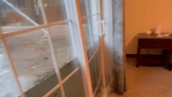 Banjir bandang menjebol pintu kaca rumah mahasiswa Rowan University di Glassboro