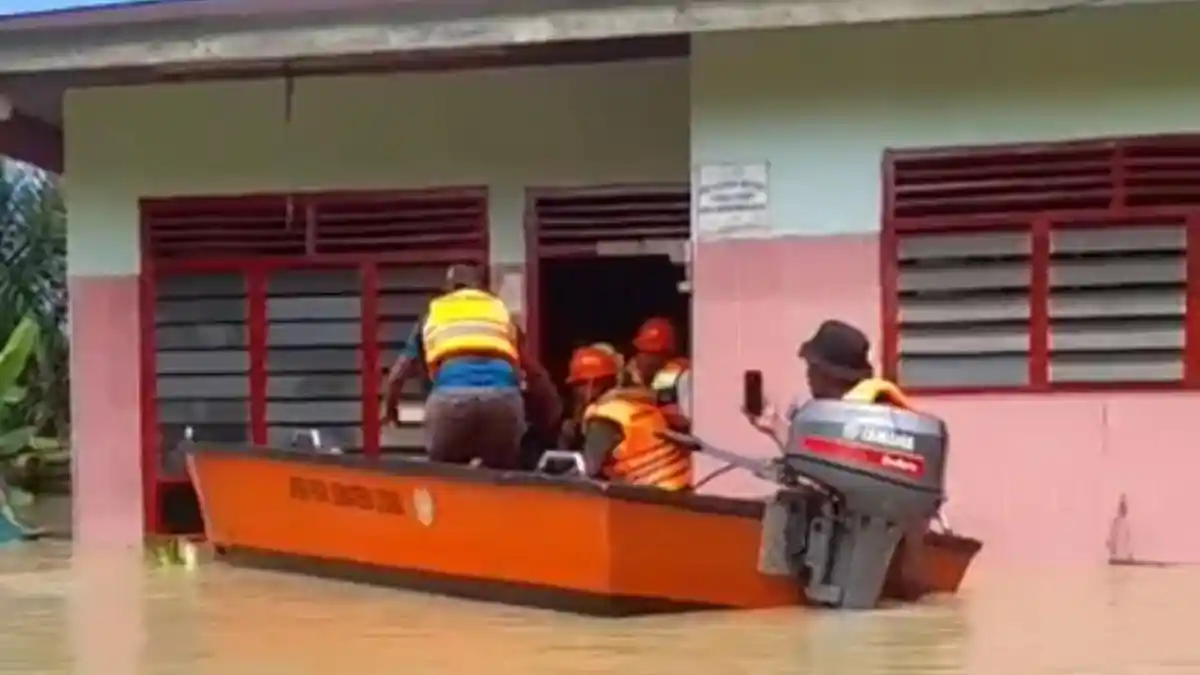 Banjir setinggi dua meter merendam wilayah Langkat akibat hujan lebat dan air pasang laut