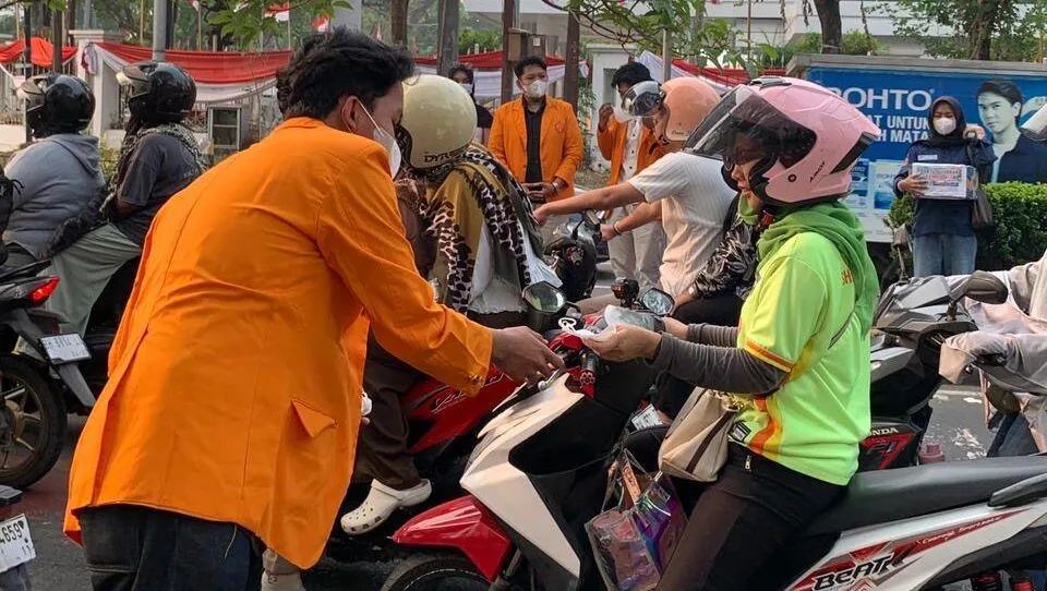 BEM FH UNJA bagikan masker gratis untuk warga di tengah kabut asap karhutla Jambi