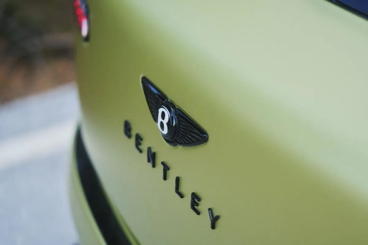 Tampilan belakang mobil listrik ultra-mewah Bentley Torcal