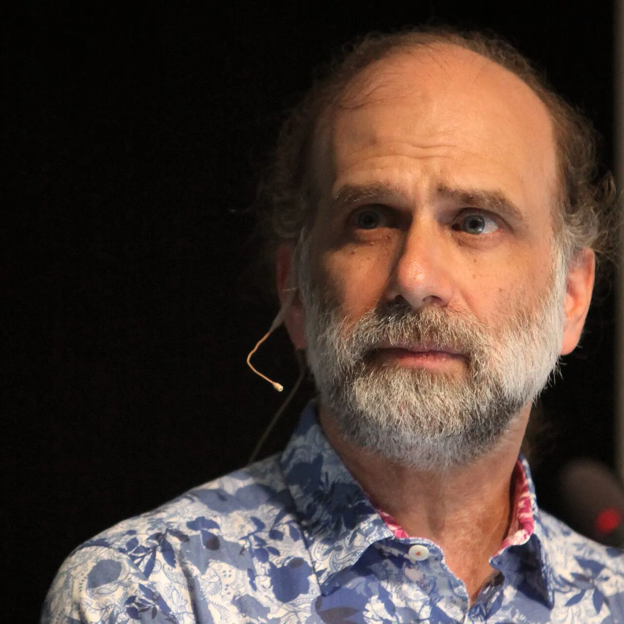 Bruce Schneier, kriptografer dan pakar keamanan komputer terkemuka, dikenal lewat karya dan pemikirannya di bidang privasi digital
