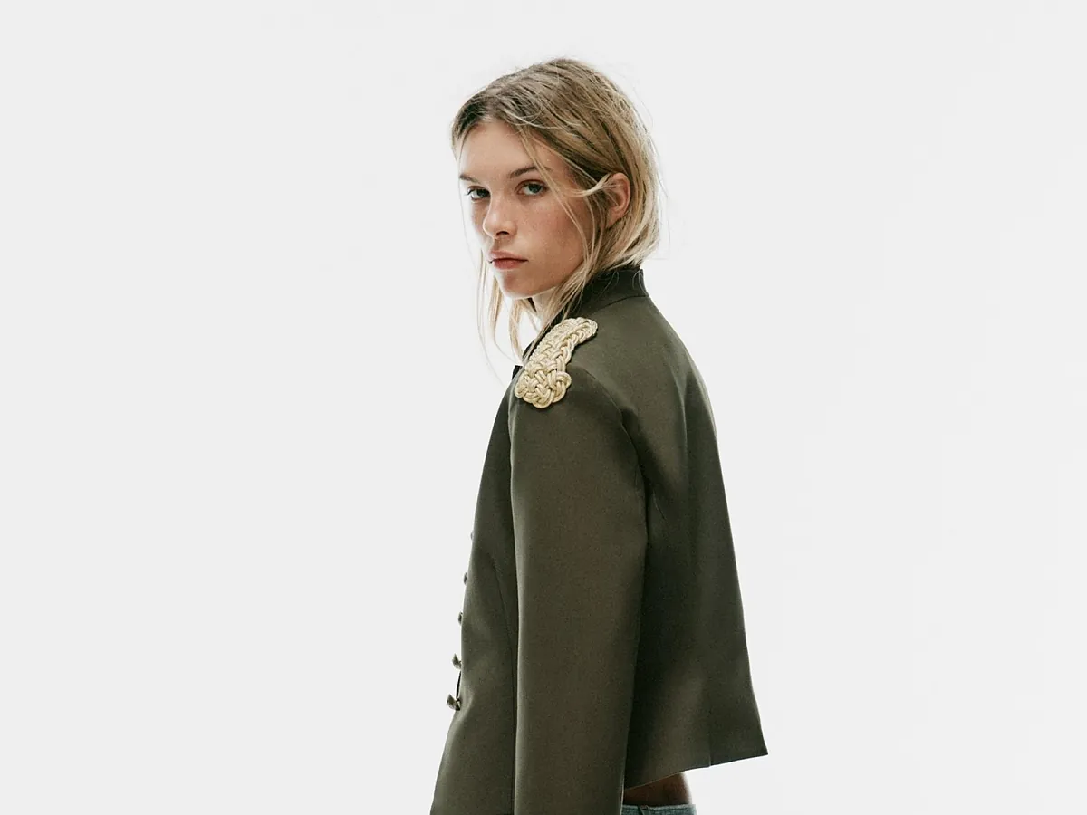 Blazer gaya militer Napoleon dari Zara dengan warna hijau caqui gelap menjadi tren busana musim gugur 2026
