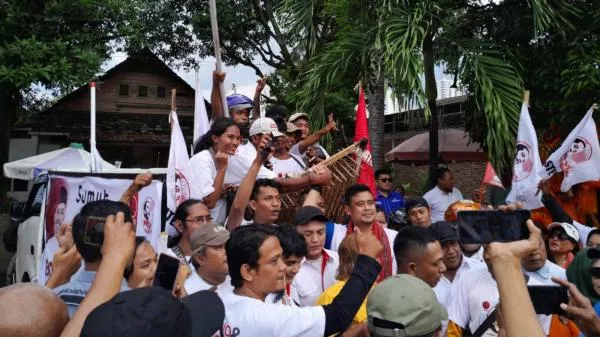 Bobby Nasution disambut meriah oleh pendukung saat mendaftar di KPU Sumut