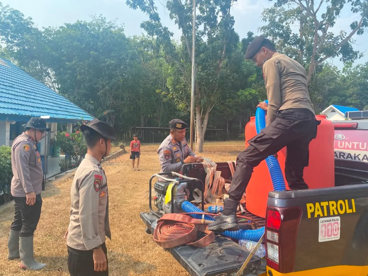 BPBD dan Polres Tabalong distribusikan air bersih ke SMPN 3 Tanta atasi kekeringan
