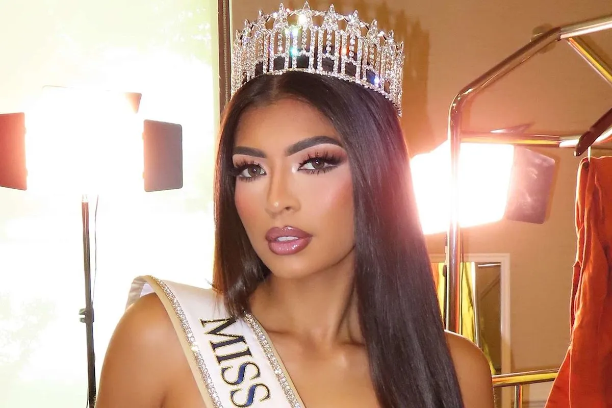 Brittany Boltinhouse mengenakan atribut mahkota Miss North Carolina USA