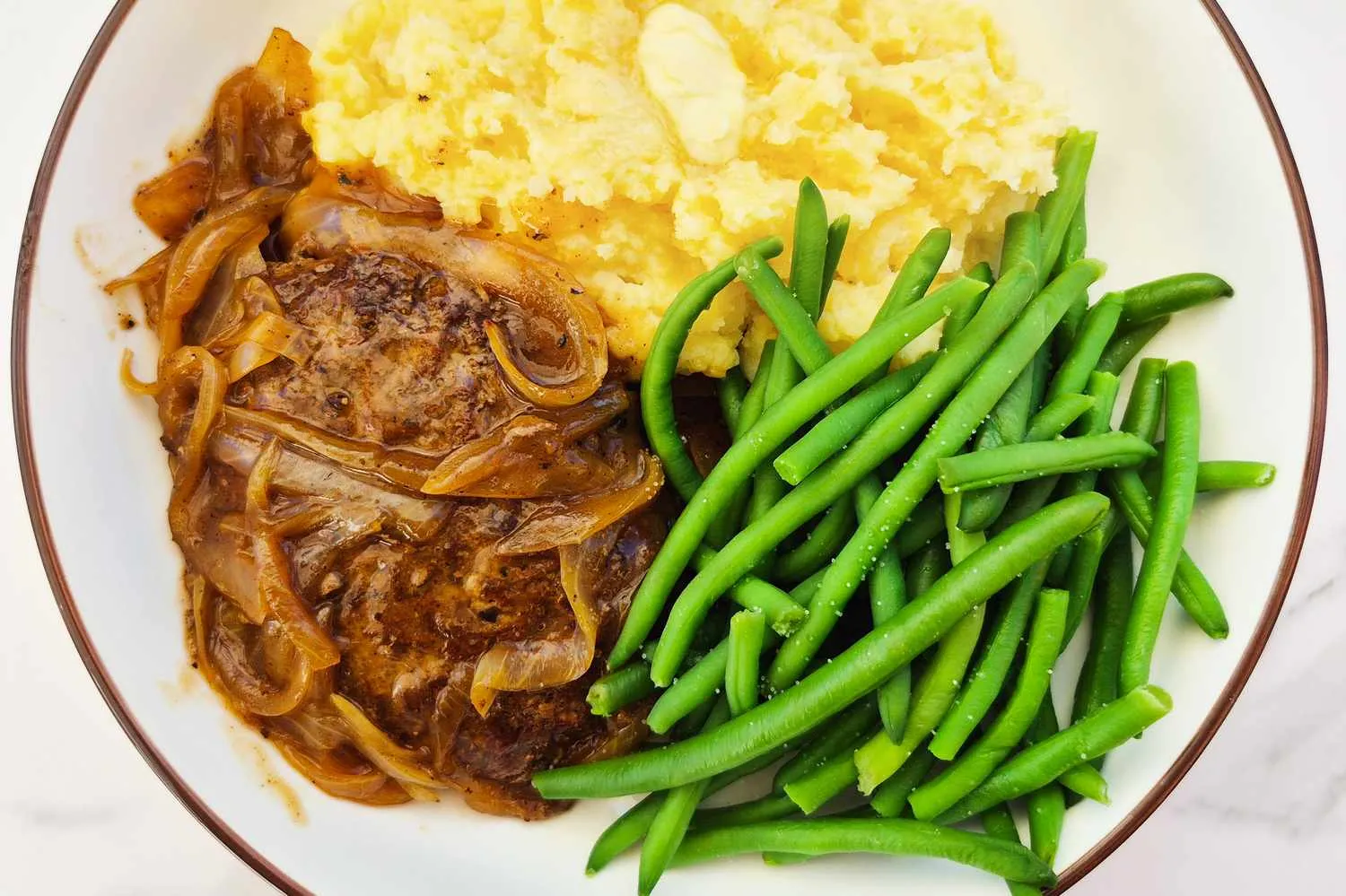 Brown Derby hamburger steak lezat dengan siraman saus gravy gurih