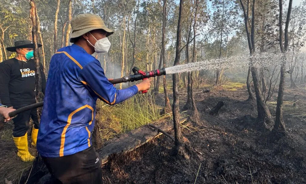 Bupati Banjar Saidi Mansyur turun langsung padamkan karhutla di lapangan