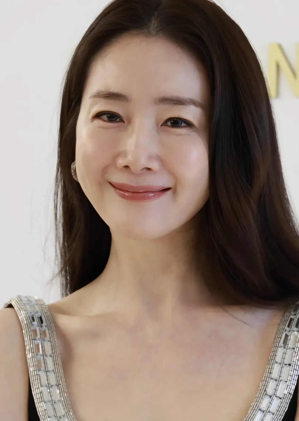 Choi Ji-woo sukses mempertahankan popularitasnya sebagai aktris senior dan ikon Hallyu Korea