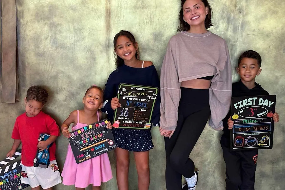 Chrissy Teigen membagikan foto kembali ke sekolah keempat anaknya di Instagram