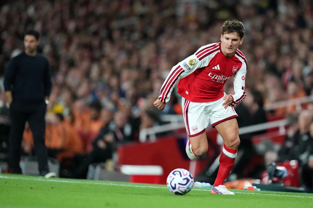 Christos Tzolis melakukan selebrasi bersama pemain Arsenal di Emirates Stadium