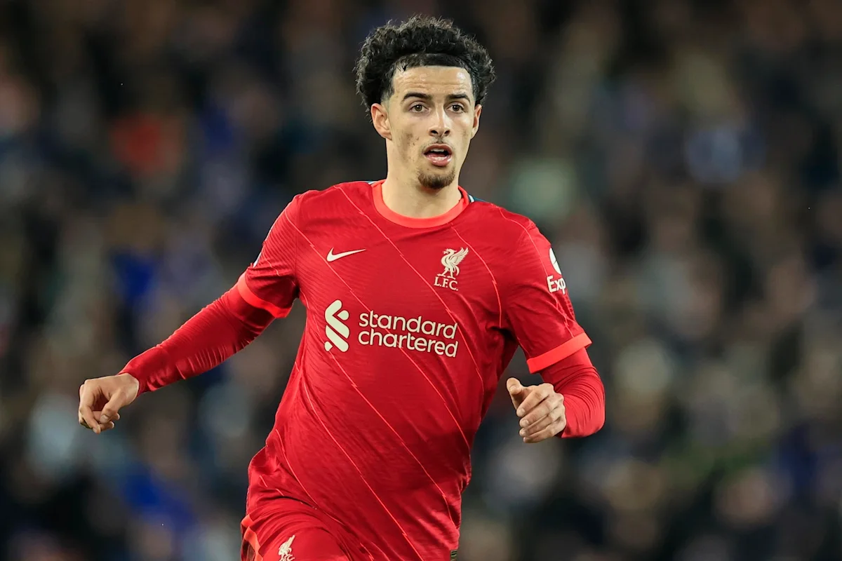 Gelandang Liverpool Curtis Jones dalam pertandingan kompetitif di stadion