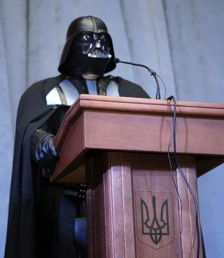 Fenomena politik unik di Ukraina saat individu bertaruh menggunakan identitas Darth Vader dalam pemilu