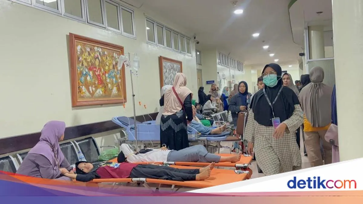 Suasana RSUD Notopuro Sidoarjo dipadati keluarga dan santri korban keracunan massal program MBG