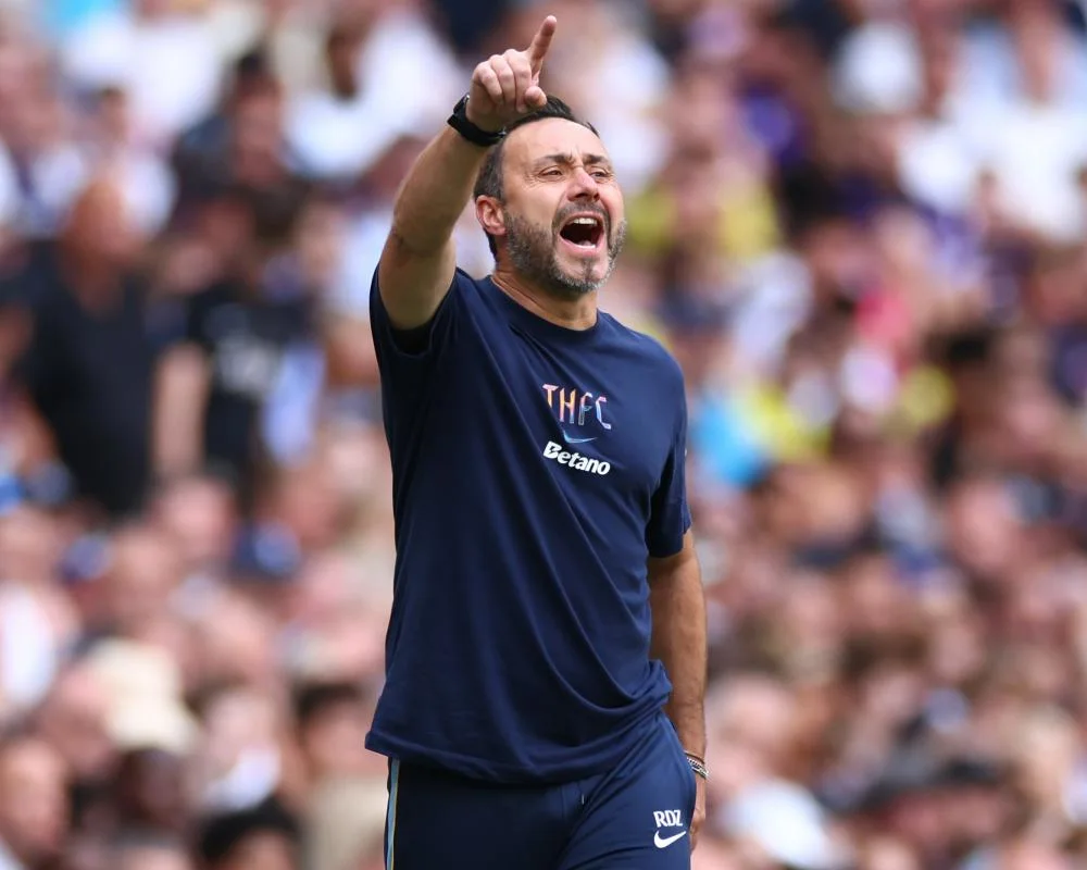 Roberto De Zerbi memberikan keterangan pers jelang pertandingan Premier League