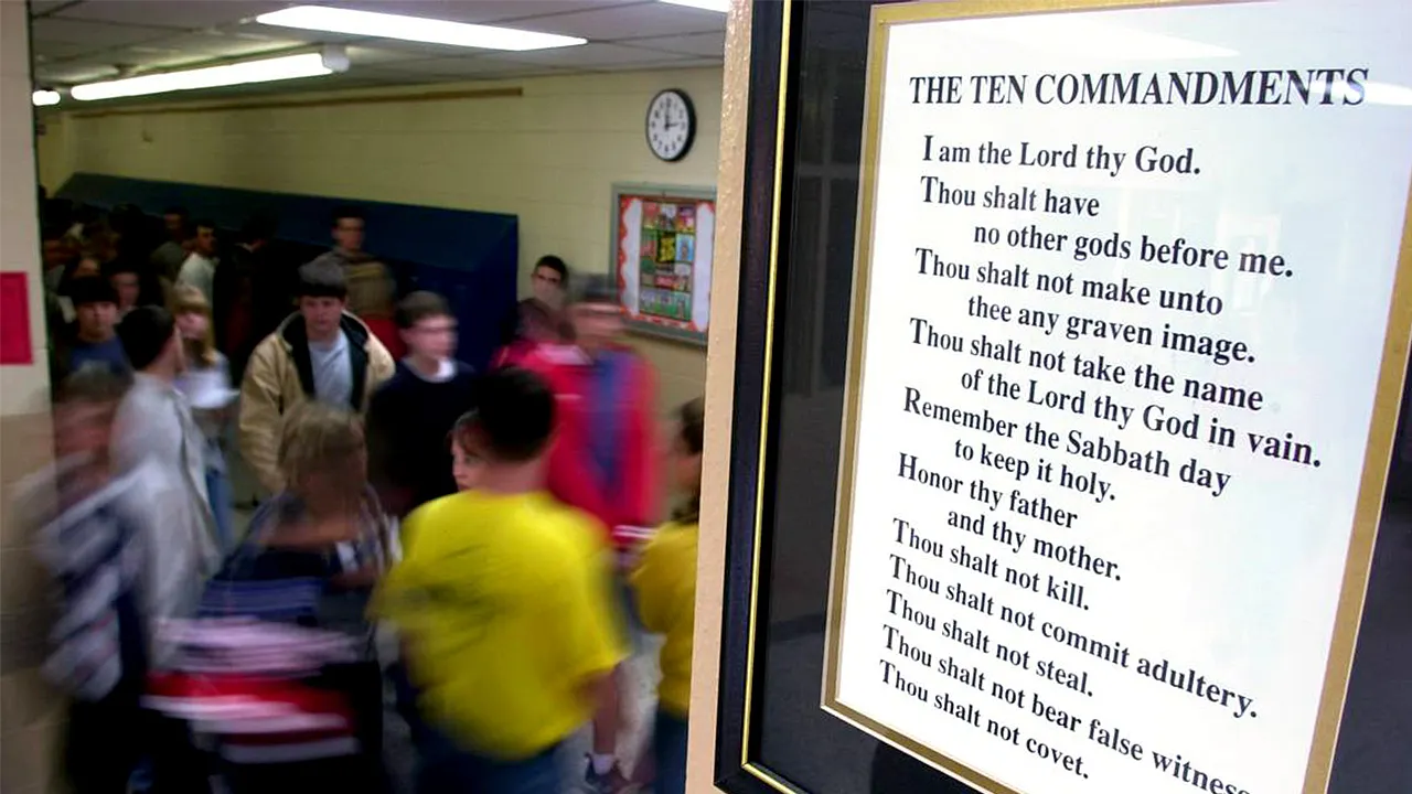 Pajangan teks religius di ruang kelas sekolah umum di Amerika Serikat