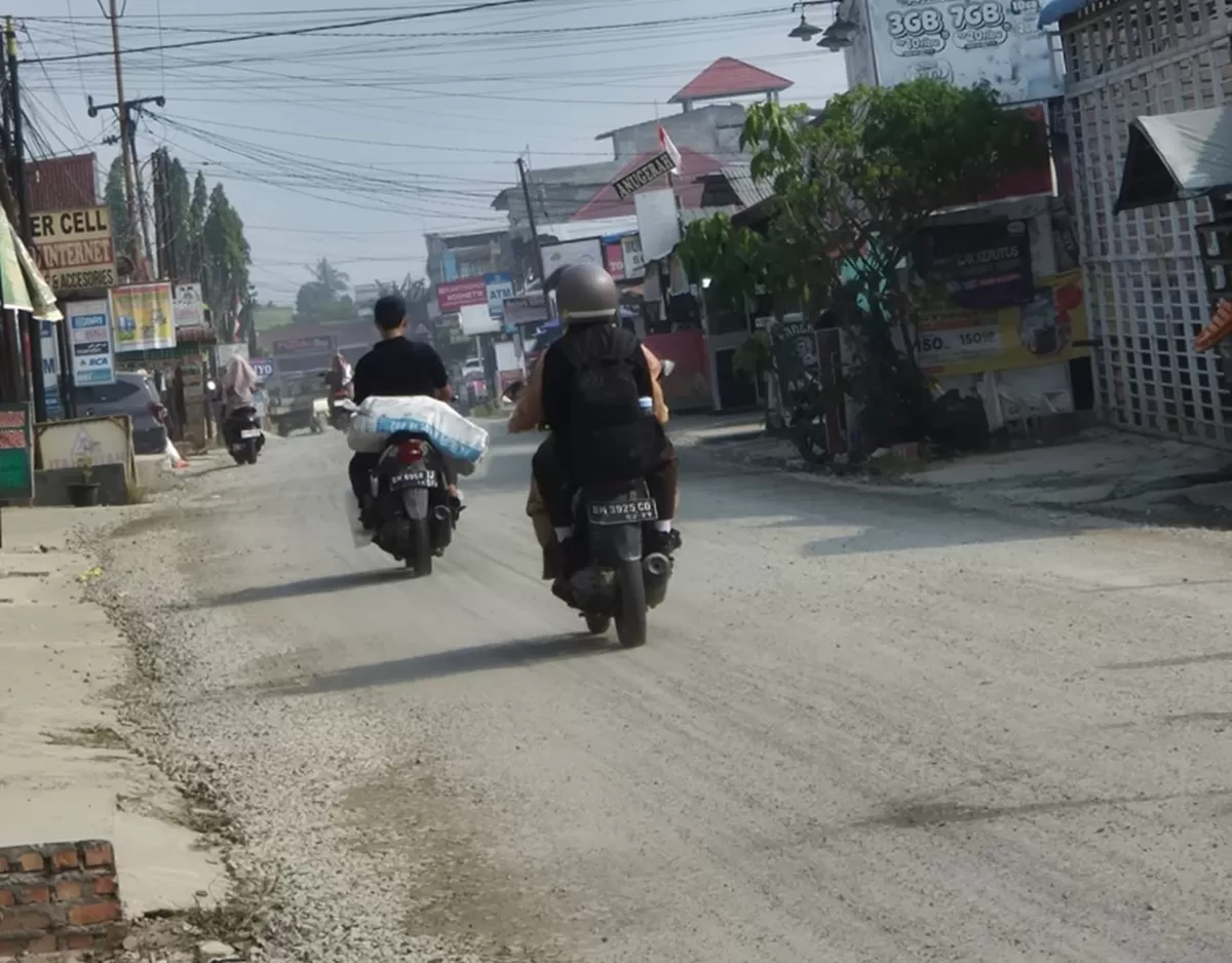 Warga Jalan Pemda Pangkalan Kerinci resah akibat debu proyek jalan yang minim penyiraman