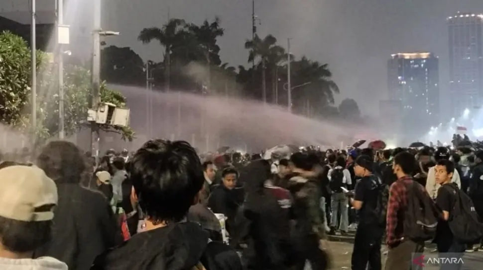 Aparat kepolisian menembakkan gas air mata untuk membubarkan massa yang ricuh saat demo di Gedung DPR RI