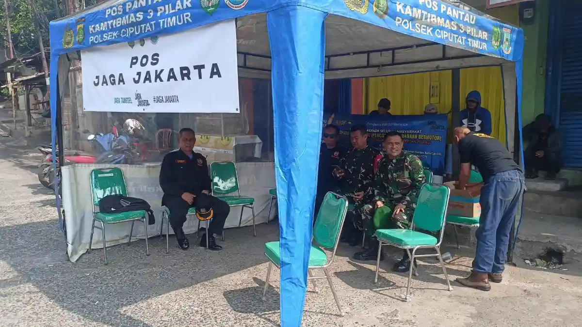 Polisi siagakan posko pengamanan dan layanan ganti oli gratis di Tangerang Selatan untuk antisipasi demo mahasiswa