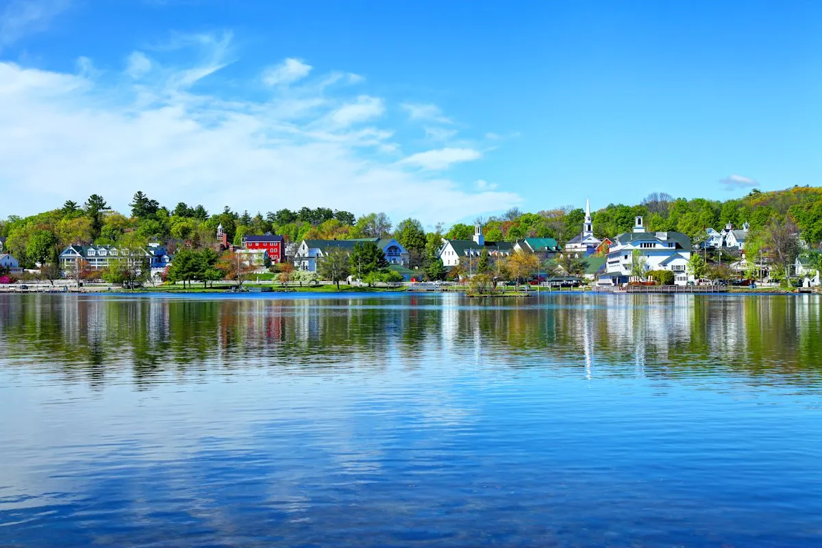Destinasi danau di New England menjadi alternatif liburan aman dari ancaman hiu