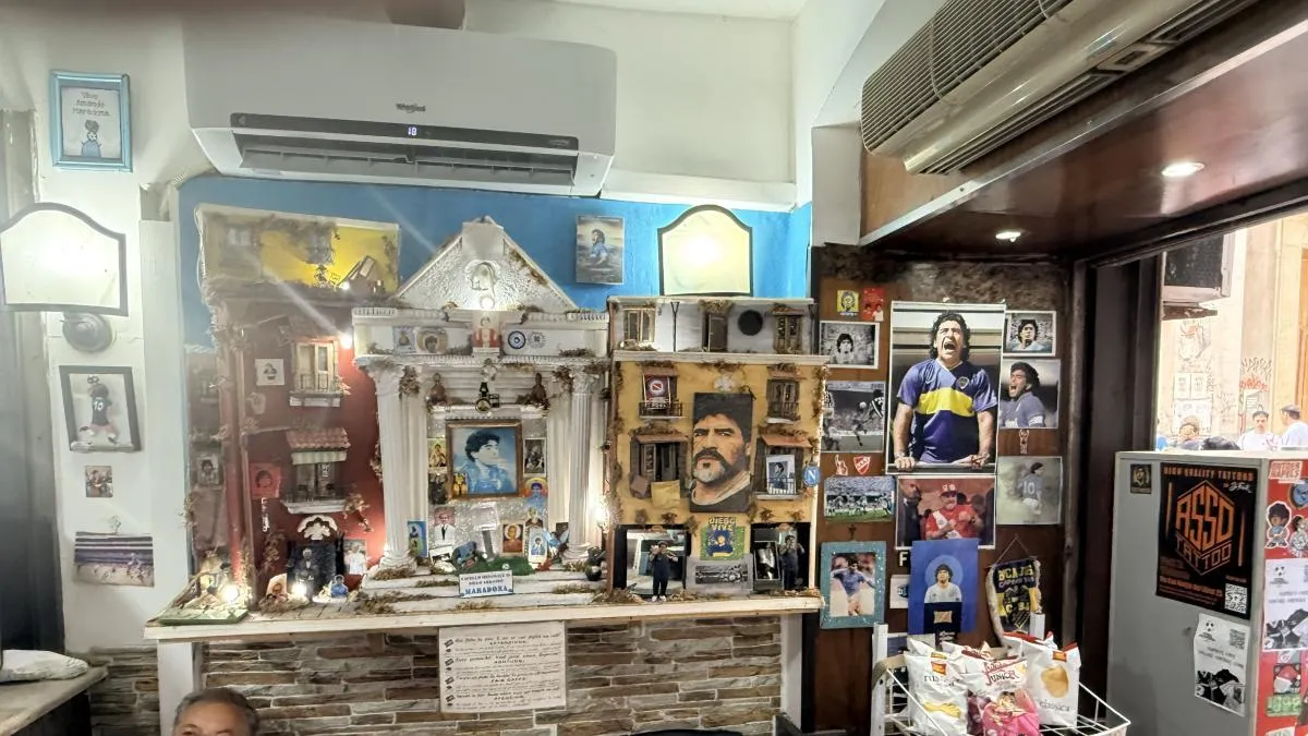 Kisah unik Diego Maradona yang diagungkan sebagai santo abadi oleh warga Napoli