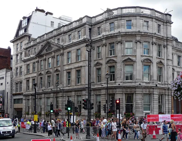 Drummonds Bank, institusi perbankan swasta bersejarah di Inggris yang kini menjadi bagian dari NatWest Group