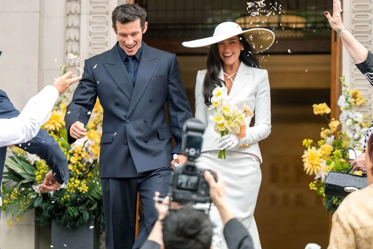 Penyanyi pop global Dua Lipa dan aktor Callum Turner dalam balutan busana elegan