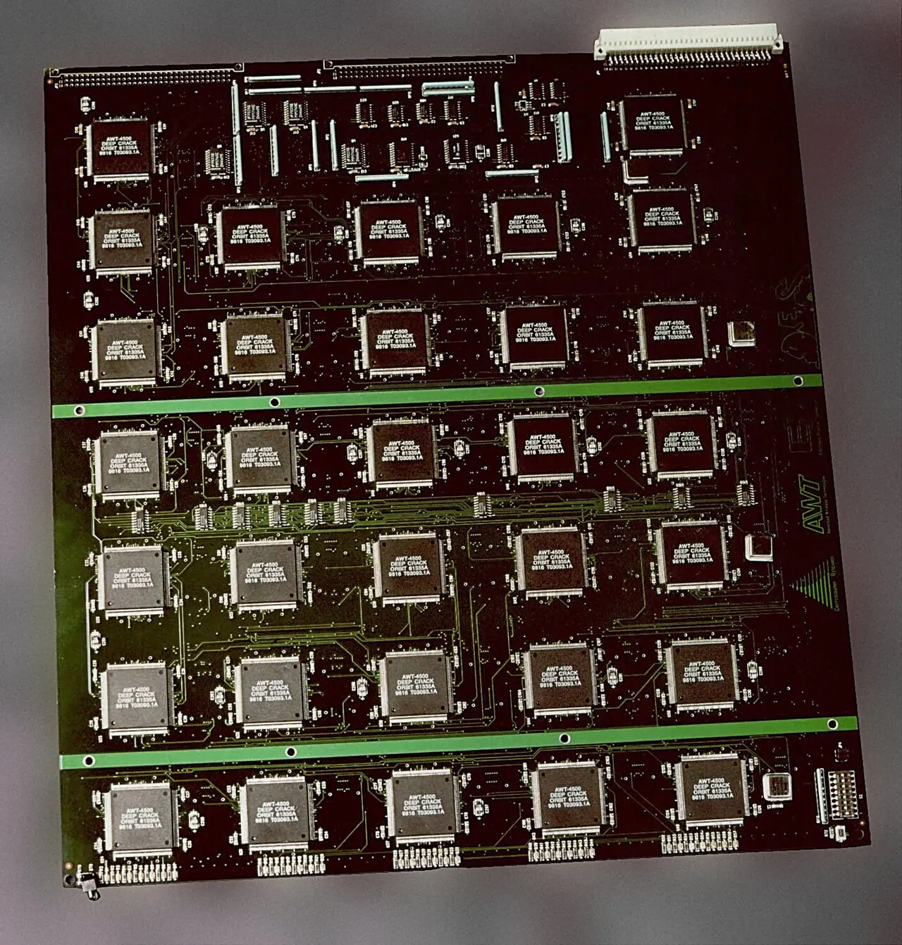 EFF DES cracker membuktikan bahwa kunci enkripsi DES tidak cukup aman melalui serangan brute-force