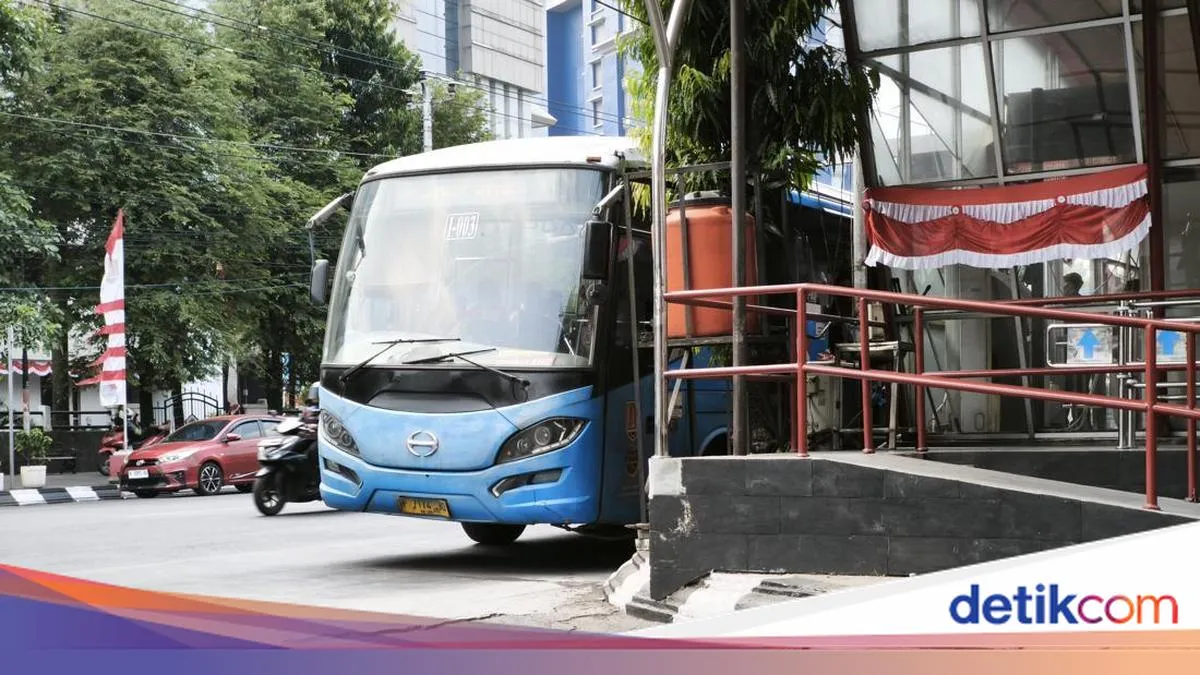 Aksi nekat emak-emak melompat dari halte demi mengejar bus Trans Semarang berujung luka parah