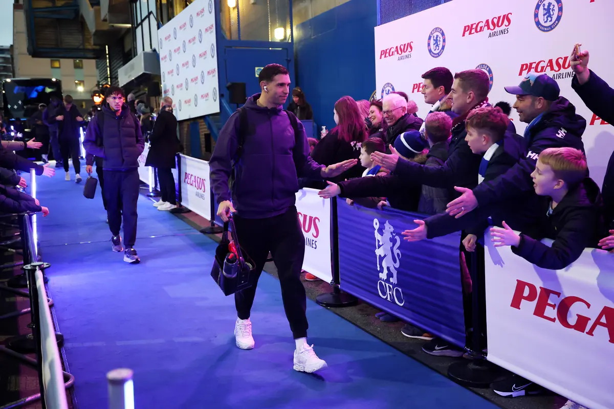 Emi Martinez resmi bergabung ke Chelsea dari Aston Villa dengan nilai transfer 7,5 juta poundsterling