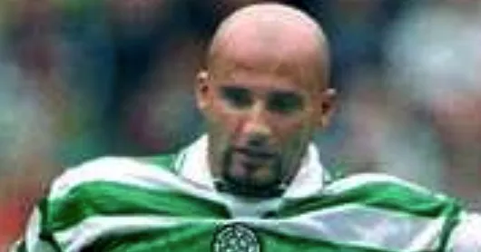 Enrico Annoni berduel di lapangan saat memperkuat klub Celtic FC